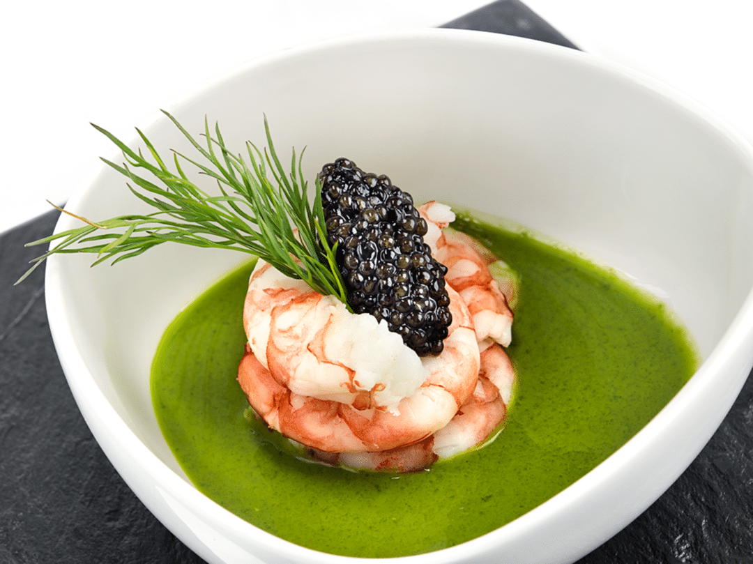 Gamberi al vapore su passata di piselli con caviale